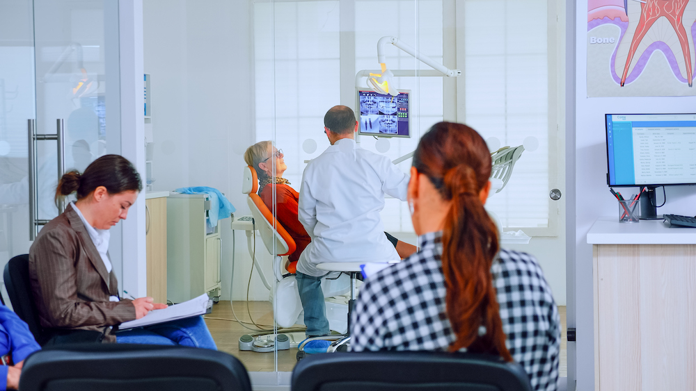 пациенты ожидают очередь к стоматологу