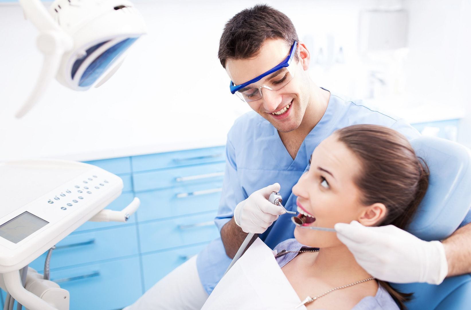 стоматолог лечит зубы